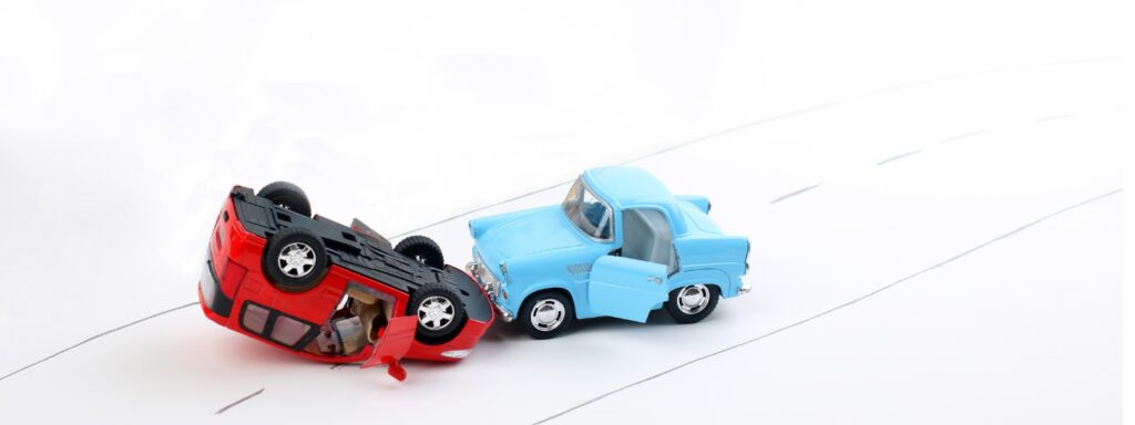 to lekebiler som illutrerer noen som ikke har fulgt rådene om regler under øvelseskjøring